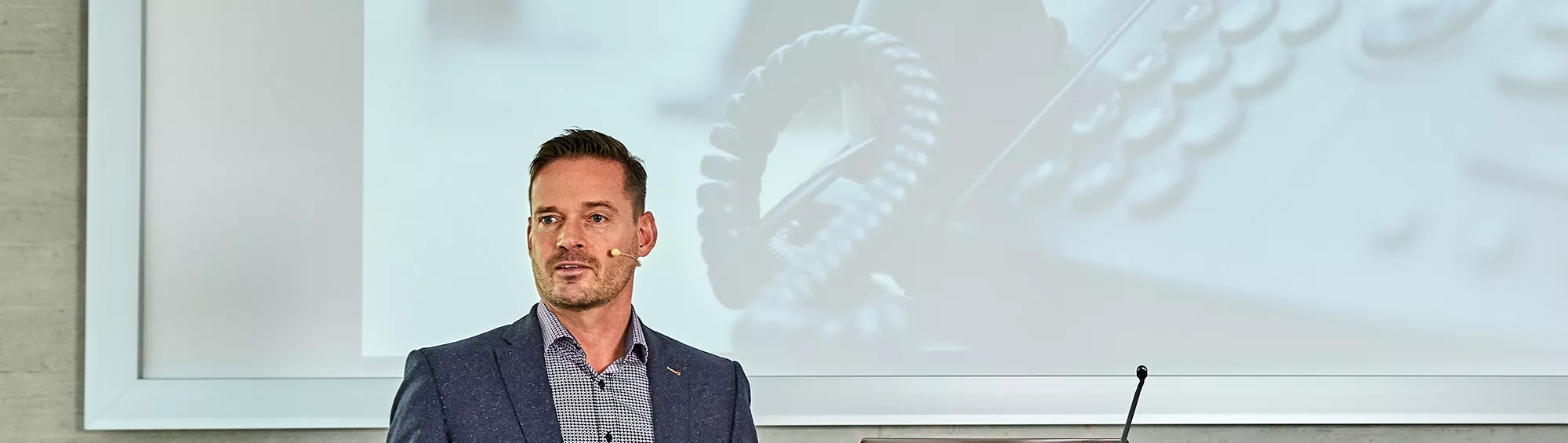 Oliver Schneider ist Keynote-Speaker, Autor und Trainer für Führungskräfte Oliver Schneider ist Keynote-Speaker, Autor und Trainer für Führungskräfte